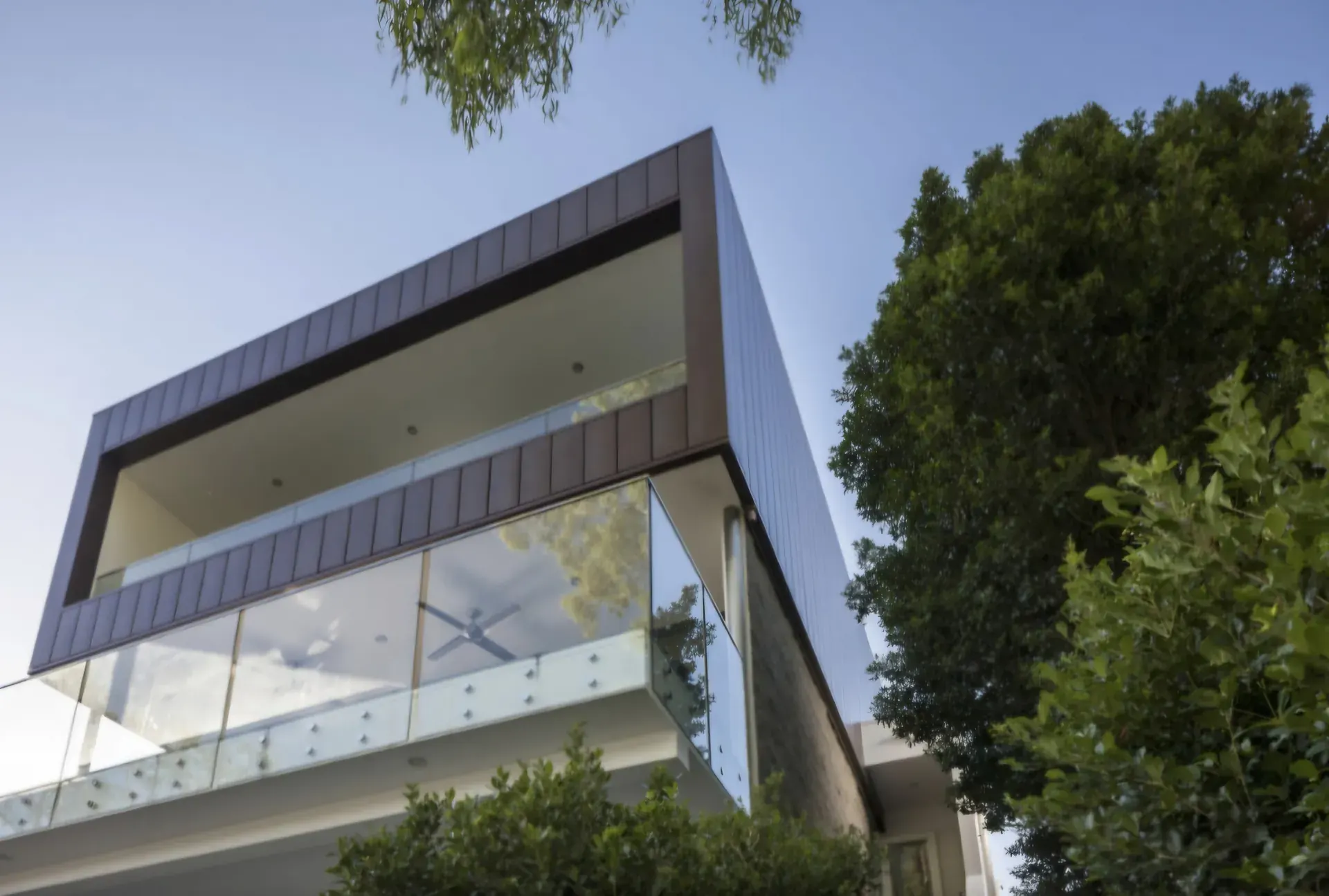 Moderne Fassade mit Metallverkleidung